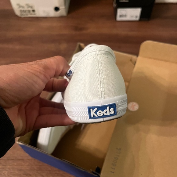 Worn once. Too small for me - Picture 2 of 4